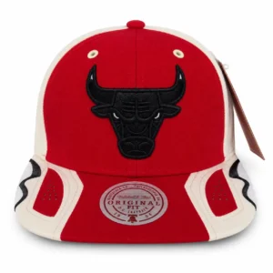Gorra Chicago Bulls Mitchell & Ness Snapback Roja Crema Logo Negro Bordado Visera Plana Premium