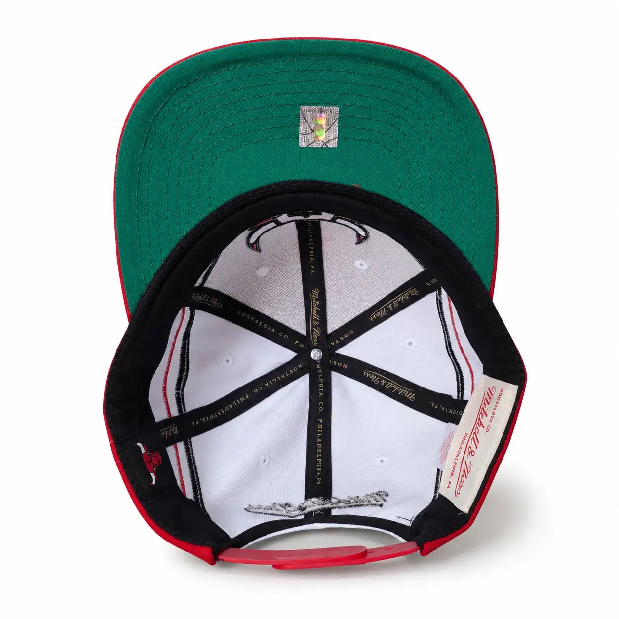 Gorra Chicago Bulls Mitchell & Ness Snapback Roja Blanca Visera Plana Ajustable - Image 3