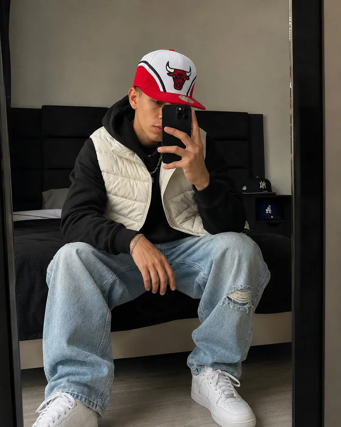 Gorra Chicago Bulls Mitchell & Ness Snapback Roja Blanca Visera Plana Ajustable - Image 7