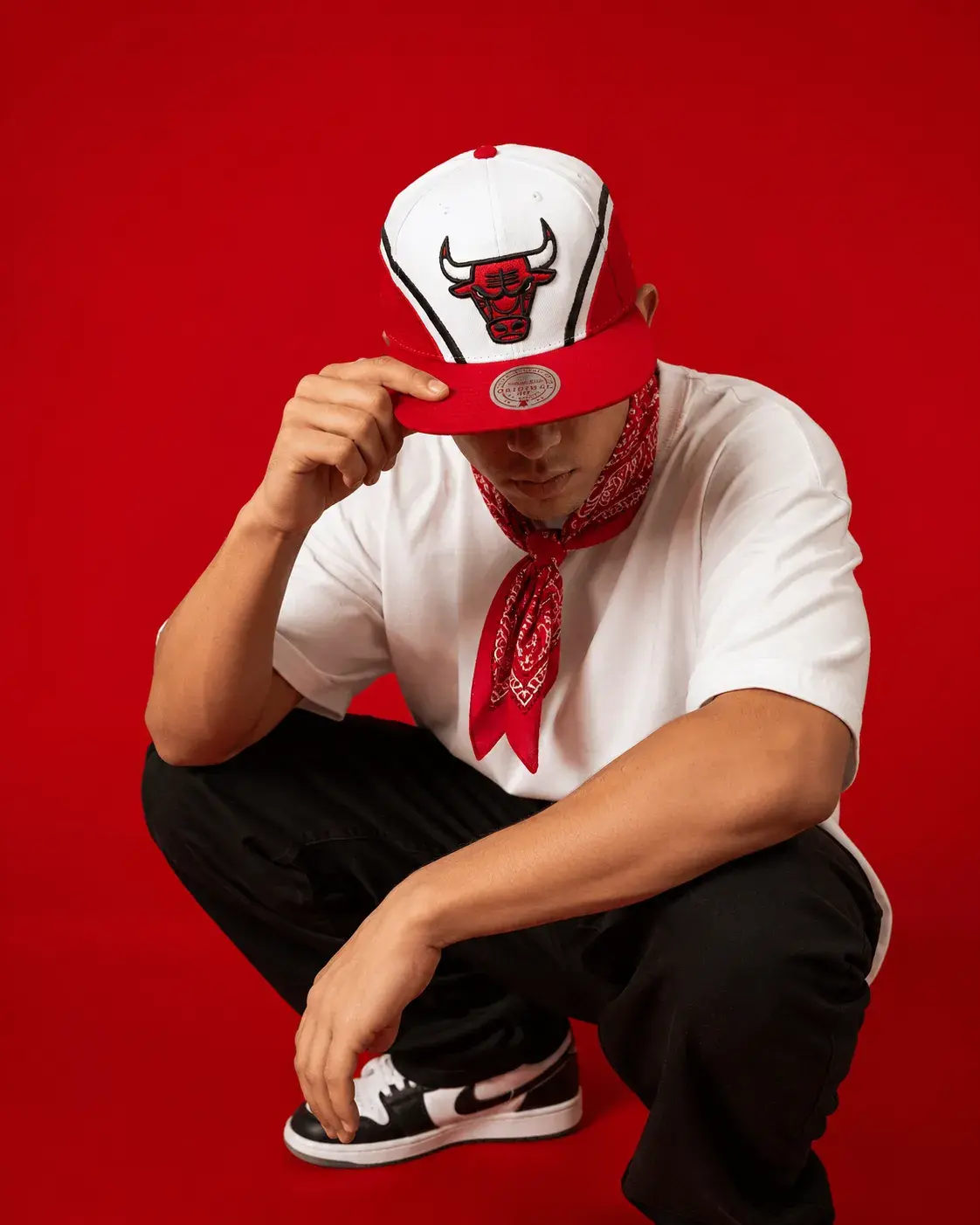 Gorra Chicago Bulls Mitchell & Ness Snapback Roja Blanca Visera Plana Ajustable - Image 9