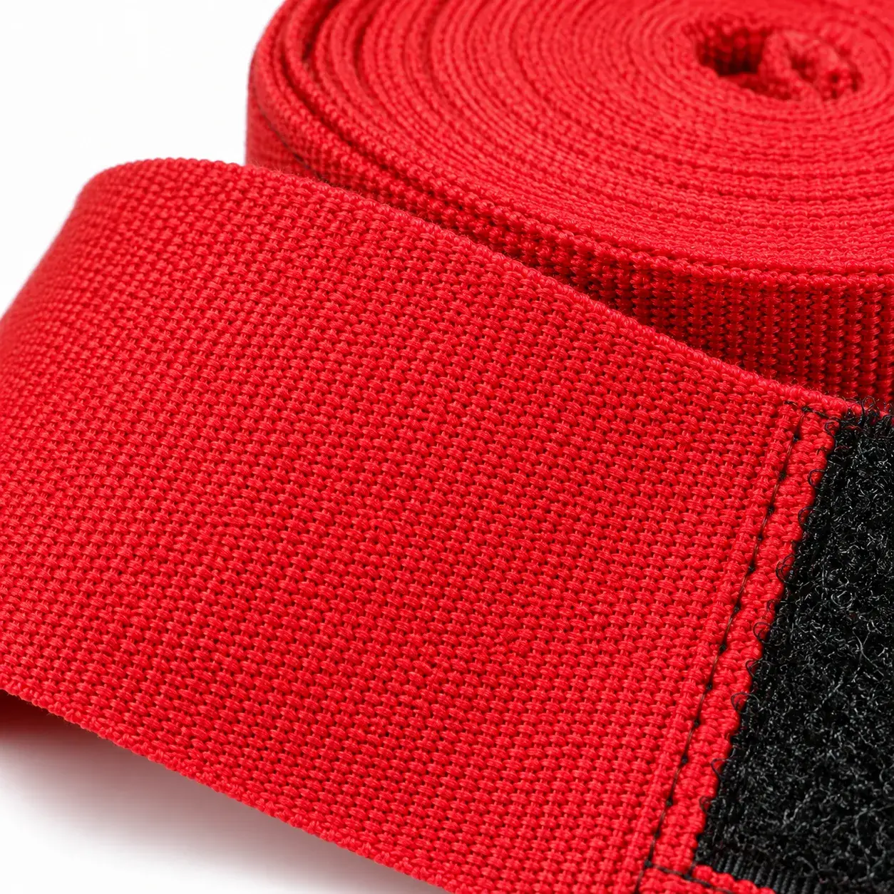 Detalle de textura del tejido de la venda de boxeo GIVA Elite roja