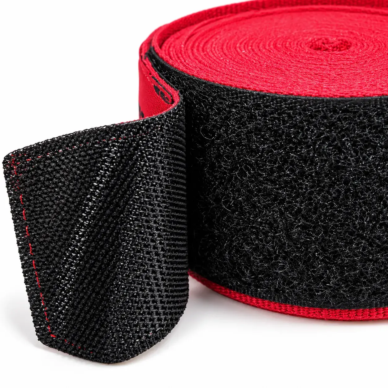 Detalle del cierre de velcro de la venda de boxeo GIVA Elite roja